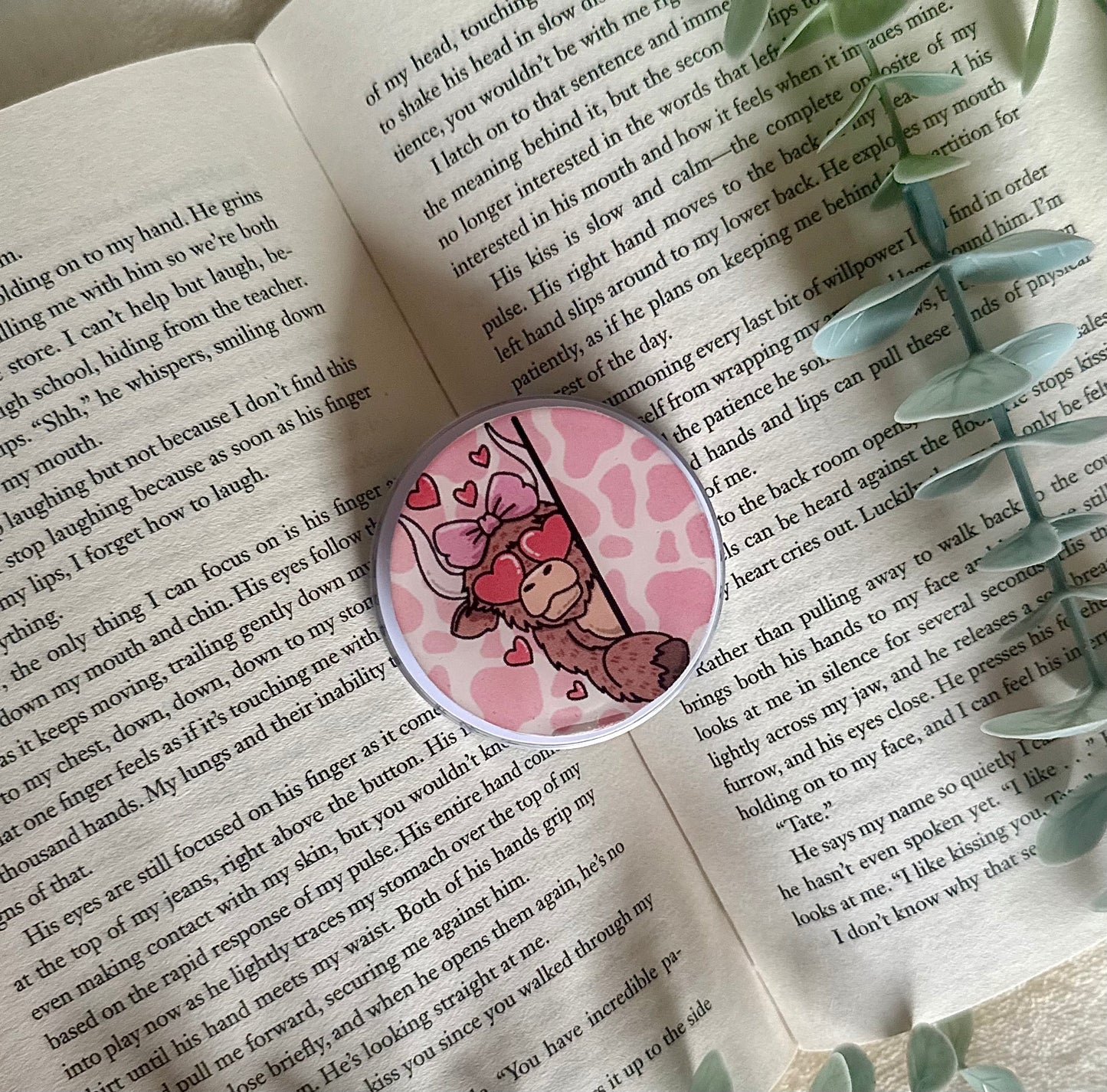 Highland cow magnetic kindle grip
