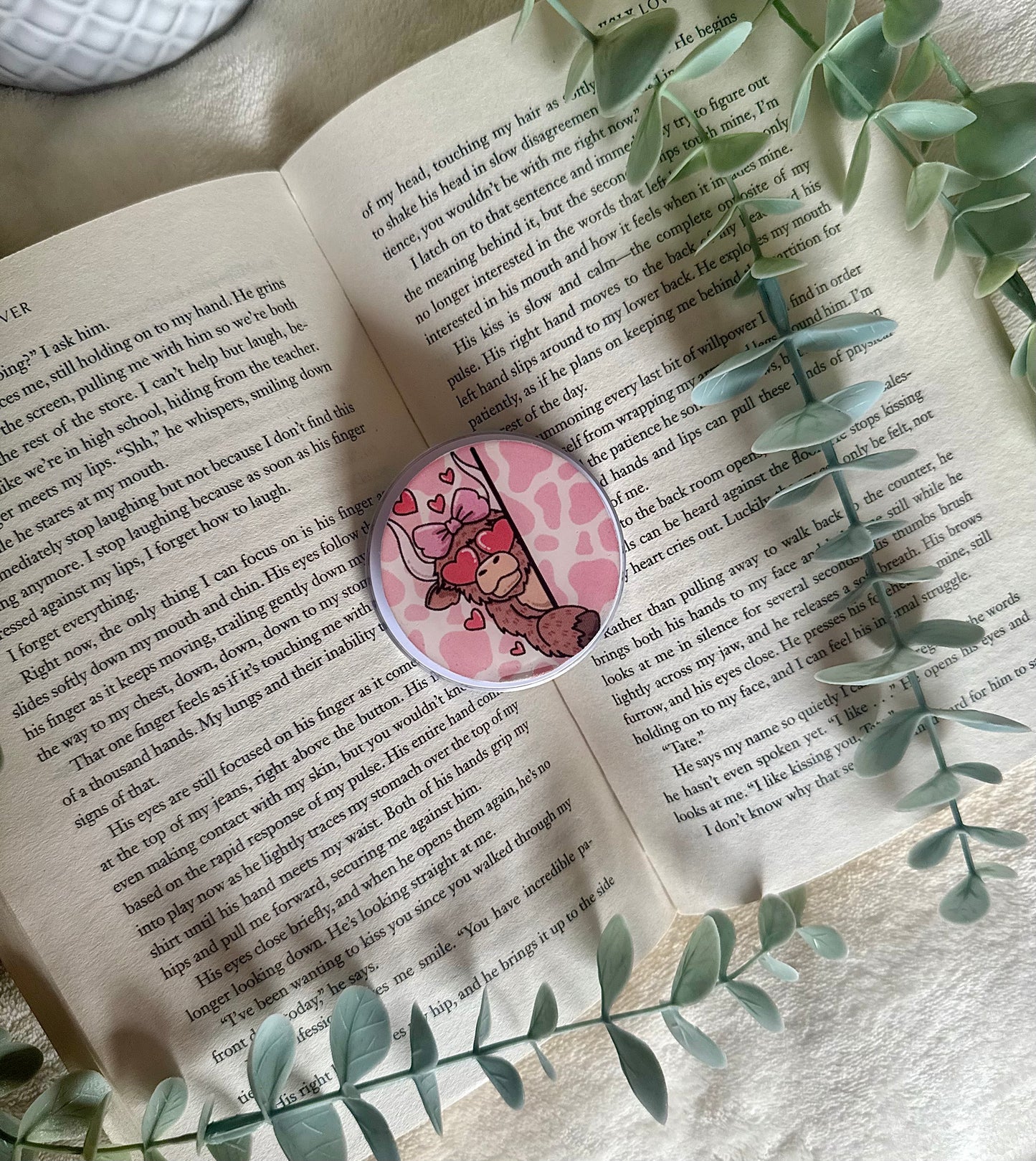 Highland cow magnetic kindle grip